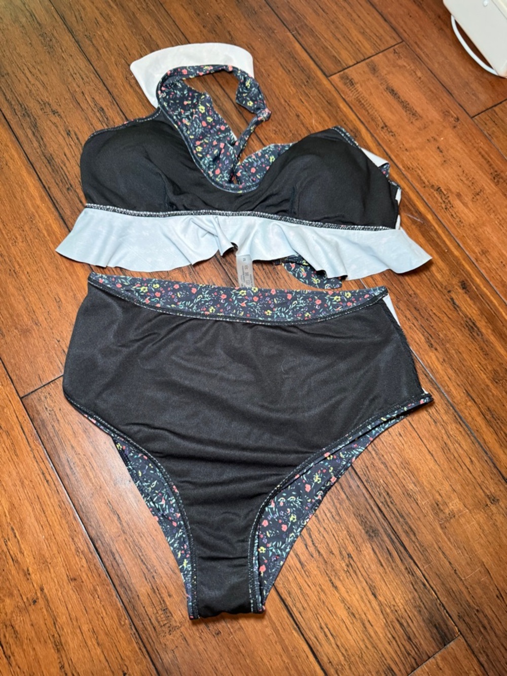 NWOT (2 PCS) Floral Ruffle Two-Piece swimsuit w/ Adjustable Straps + Back Buckle - Picture 10 of 12